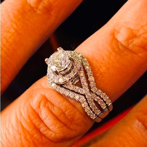 Halo Diamond Set in White Gold Wedding Set Size 6.5 - Picture 4 of 7